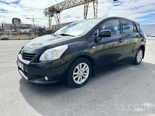 Toyota Pārdodam ietilpīgu auto ļoti labā stāvoklī. Pirkts