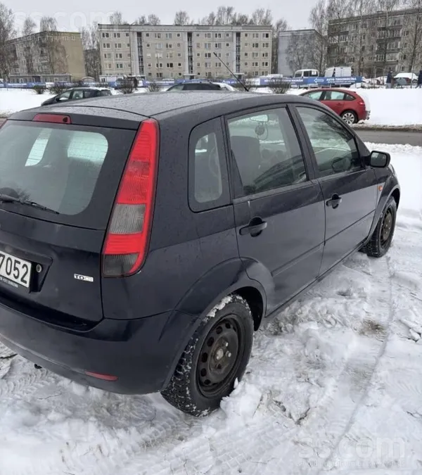 Ar mašīnu viss kārtība, sēdes un brauc.
