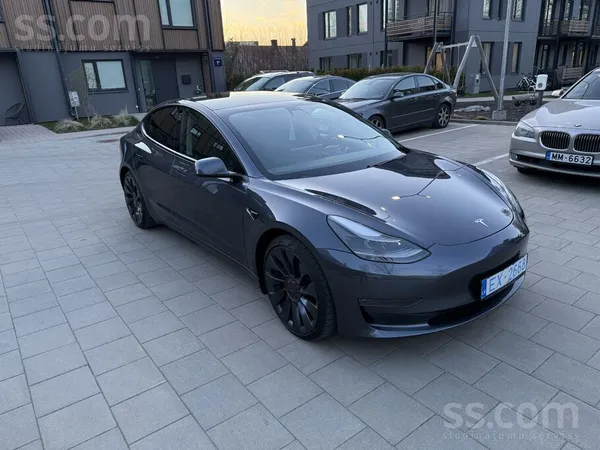 Tesla Model 3 Performance (377 kW, 513 Zs). Cena norādīta ar Pvn. Komplektā ļoti lab