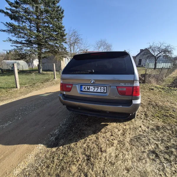 BMW Pārdod labu uzticamu auto. ir rūsa pa perimetru. p