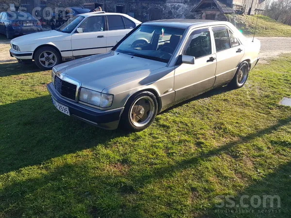 Mercedes Rūc brauc bremzē. 