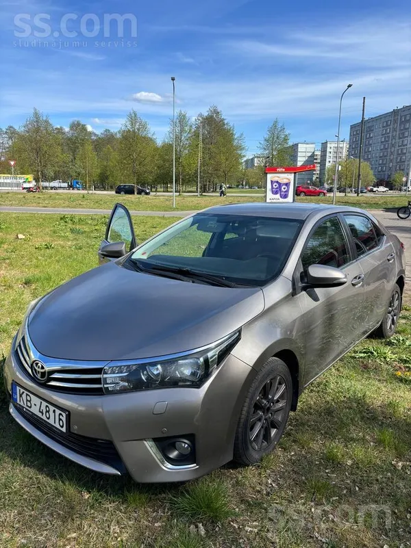 Продаётся надёжный и ухоженный автомобиль Toyota Corolla 2015 года, 1.6 бенз