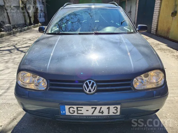 Volkswagen Labs auto ar uzticamu un degvielu taupošu dzinēju.