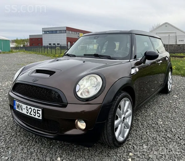 Mini Clubman S 1.6, 123kw benzīns ar 6 ātrumu manuālo pārnesumkārbu.
Ļoti