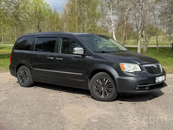 Lancia Tiek pārdots ietilpīgs ģimenes auto Lancia Voyager