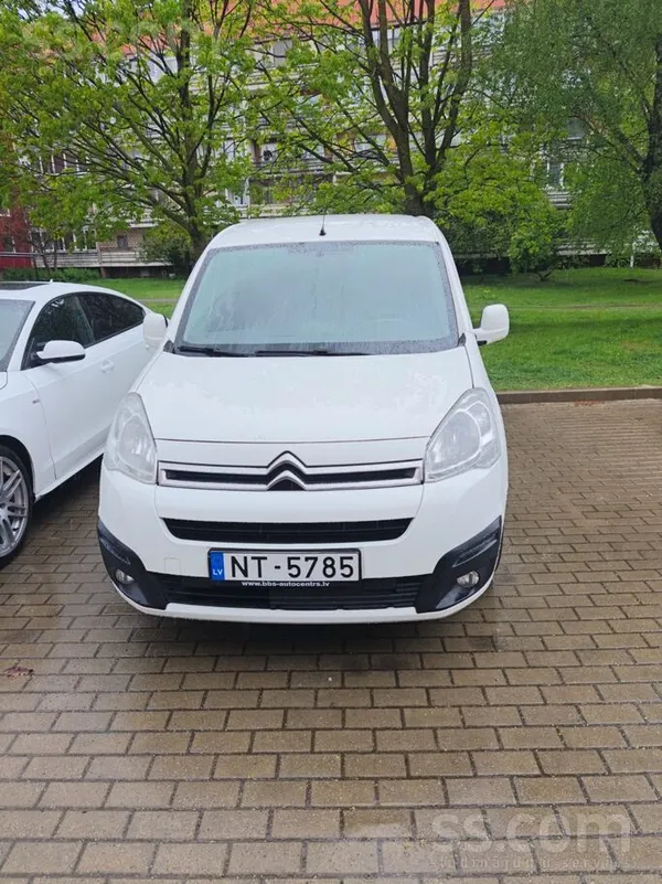 Citroen Куплен в Латвии , авто оформлена на фирму, в хорош