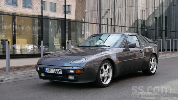 Porsche 944