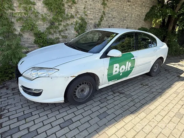 Renault Auto braucošs. Skate tiko beigusies. Nodoklis sama