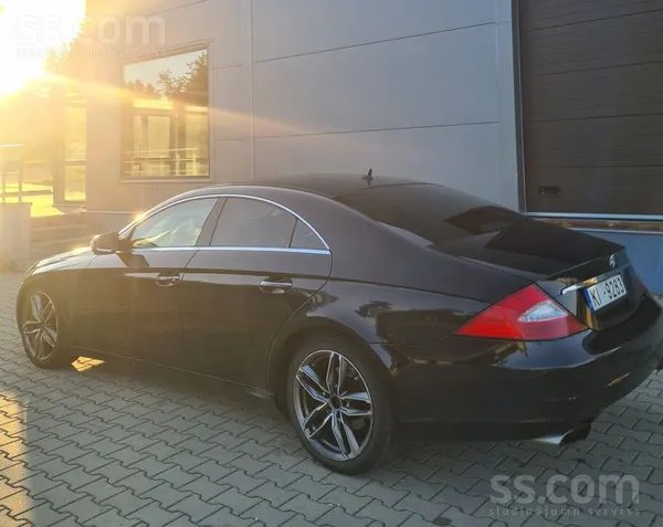 Mercedes Feislift no rūpnīcas. Aizmugurē Led gaismas. Salon