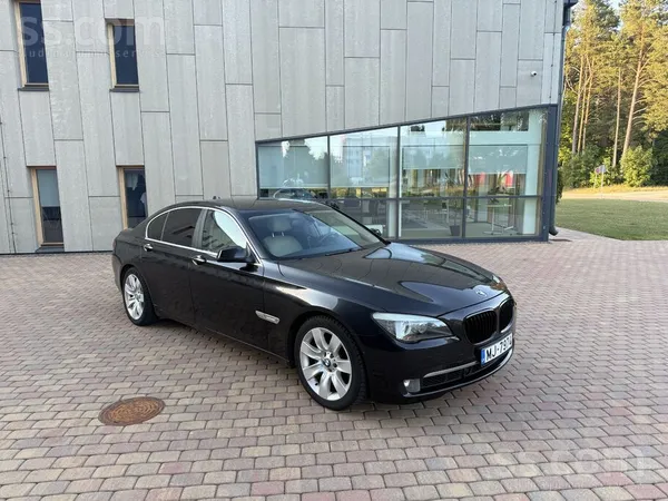 BMW BMW 750i ļoti komfortabls un dinamisks auto. Ļoti