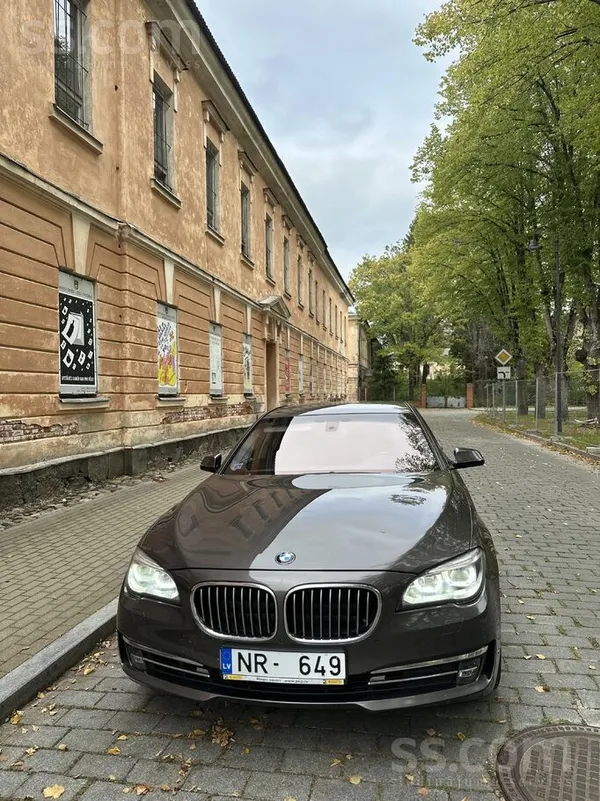 BMW 740D xDrive (pilnpiedziņa) 230 kW. Krāsa - A17 Hav