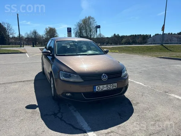 Volkswagen Tirgoju superīgu un smuki brūnu VW Jettiņu. 