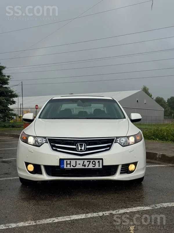 Honda Accord Viii, 2009 г. 2.4 бензин 6-ступенчатая механика передний привод Белый Accord на чёрном кожаном салоне. Надёжный ...