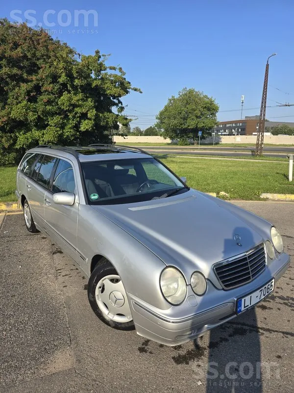 Mercedes E240 - 1