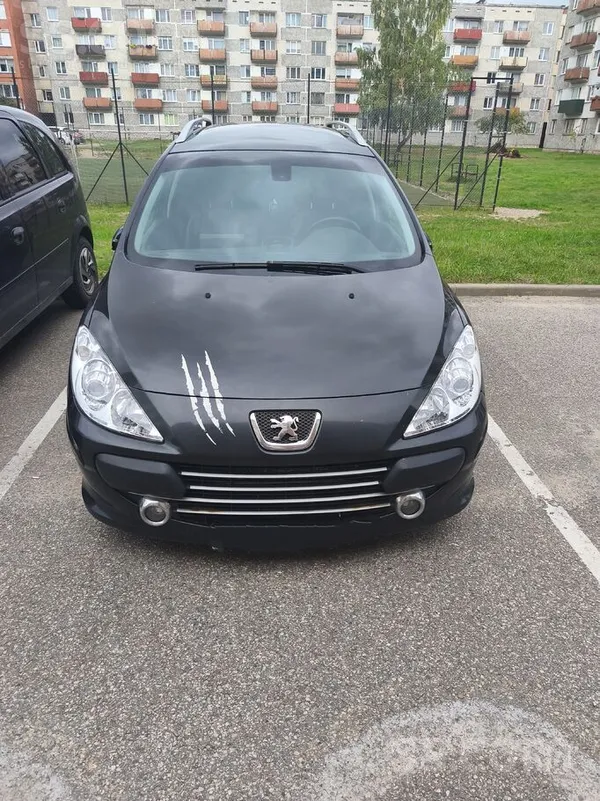 Peugeot Автомобиль после аварии, надо поменять крышку бага