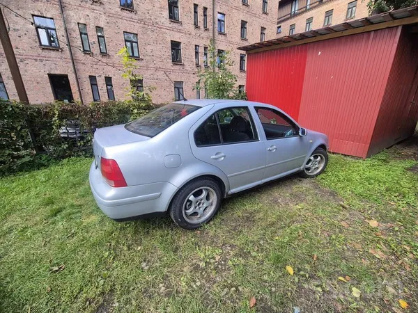 Volkswagen Apsveru škirties no Boras, ķluvusi par mazu. Jauna