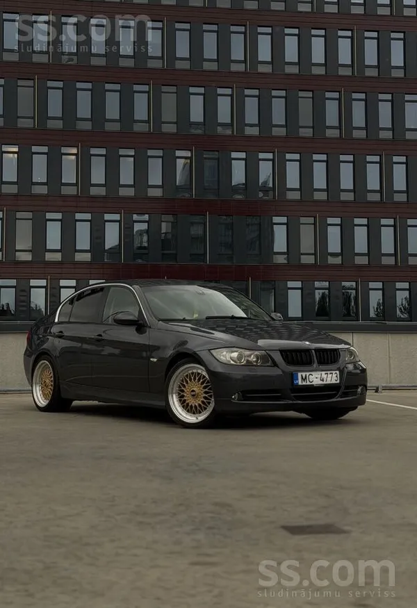 BMW E90 330D M57
Kopts, jaudīgs auto. 
Kārba pārslēdzas vienmērīgi. 
Liel