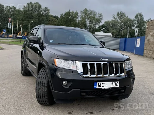 Jeep Pārdodas labs un uzticīgs ģimenes auto. Jeep Grand