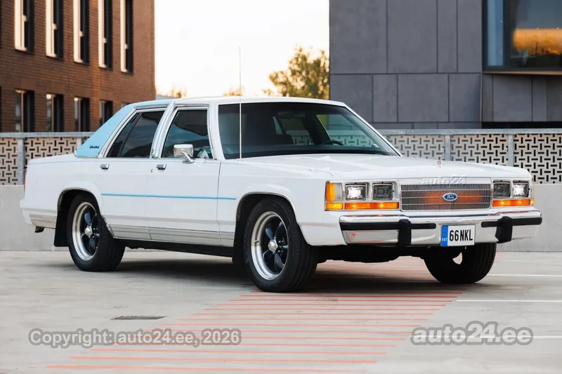 Ford Crown Victoria - 1