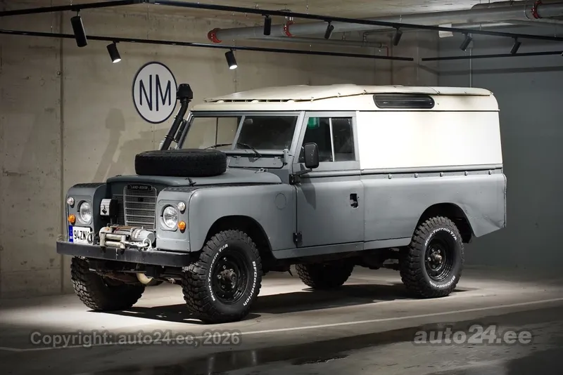 Land Rover Defender - 1