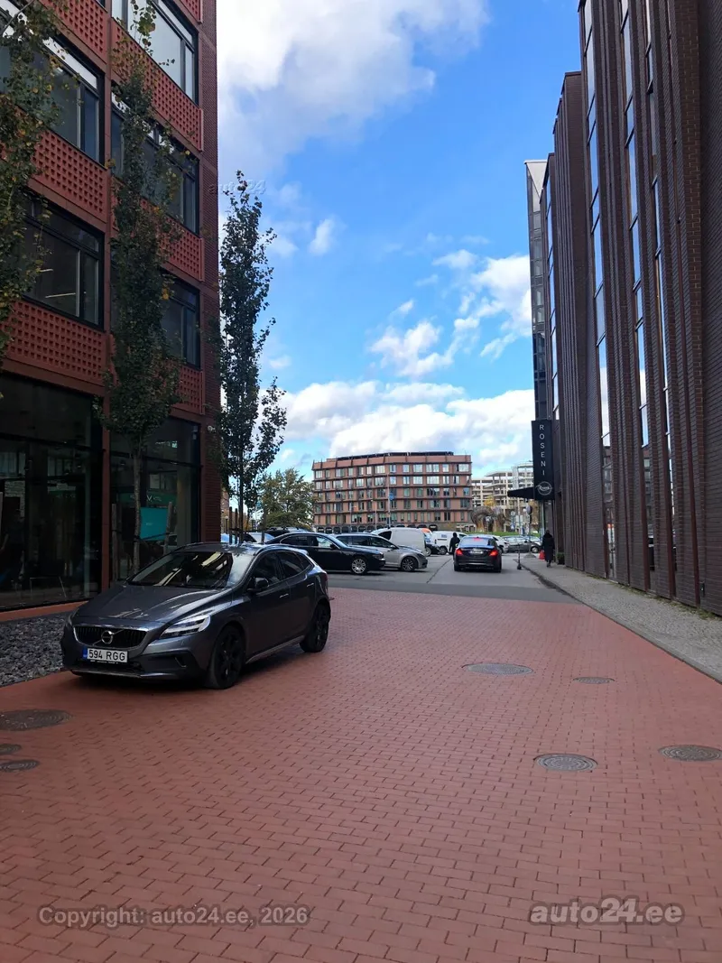 Volvo V40 Cross Country - 1
