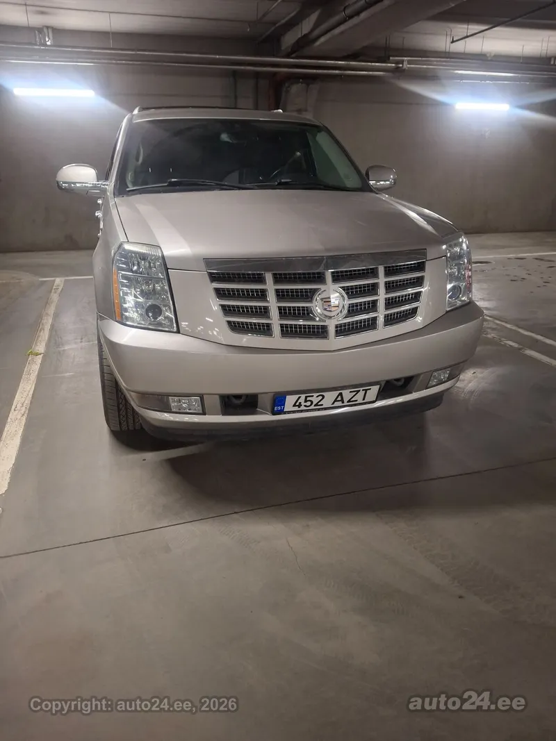 Cadillac Escalade - 1
