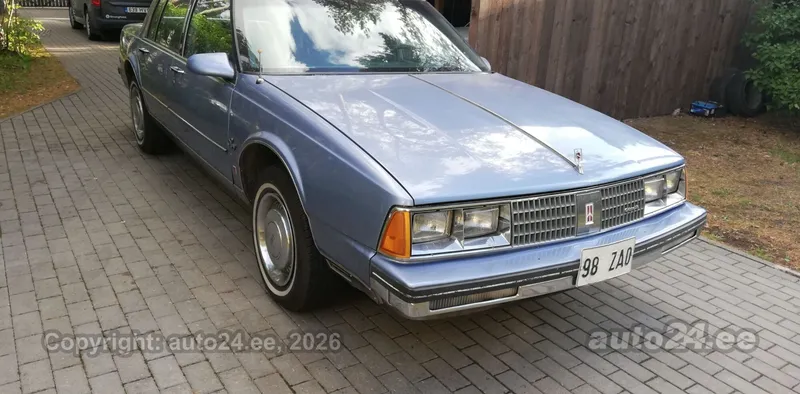 Oldsmobile Ninety-Eight - 1
