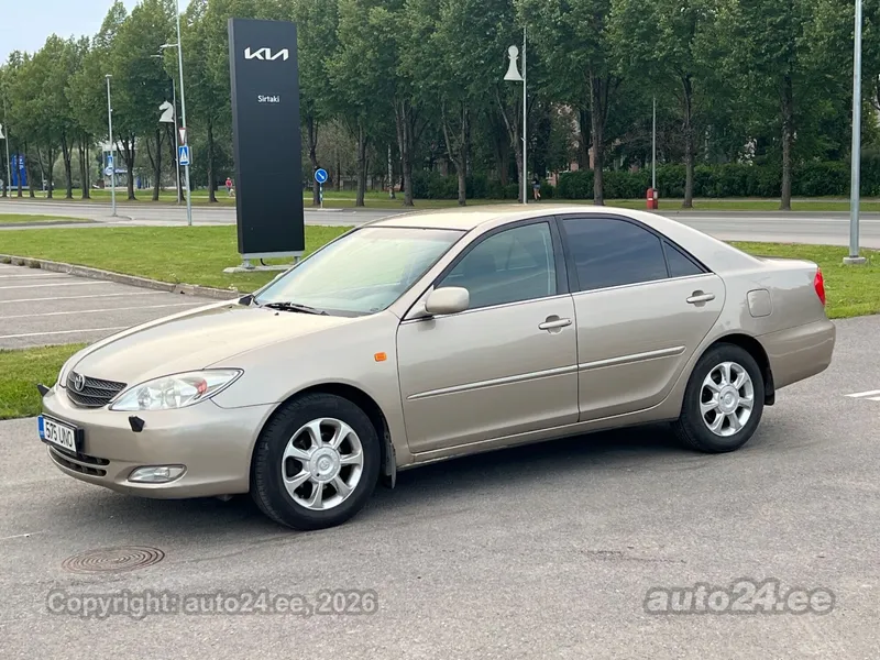 Toyota Camry - 1