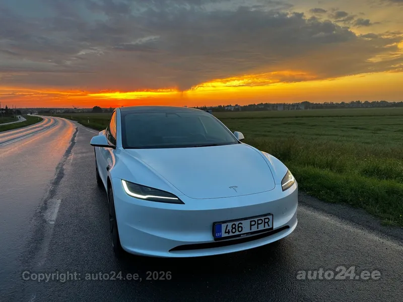 Tesla Model 3 - 1