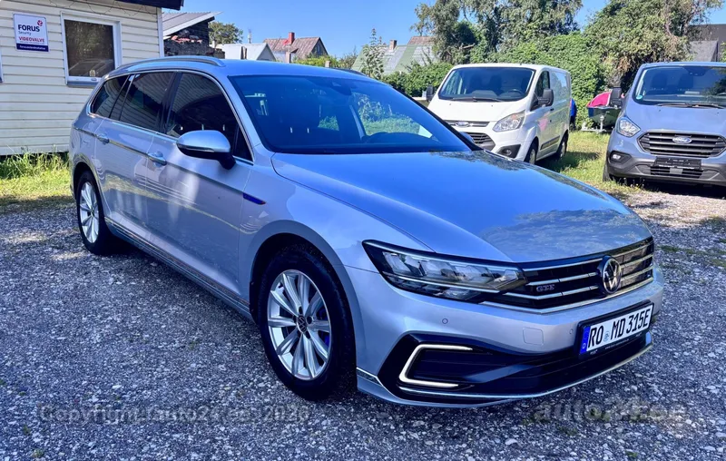 Volkswagen Passat - 1