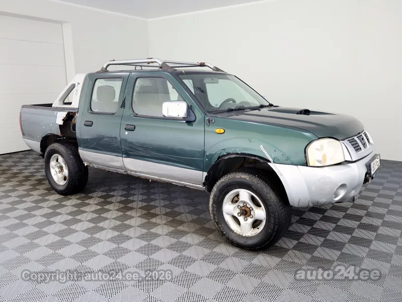 Nissan Pickup - 1