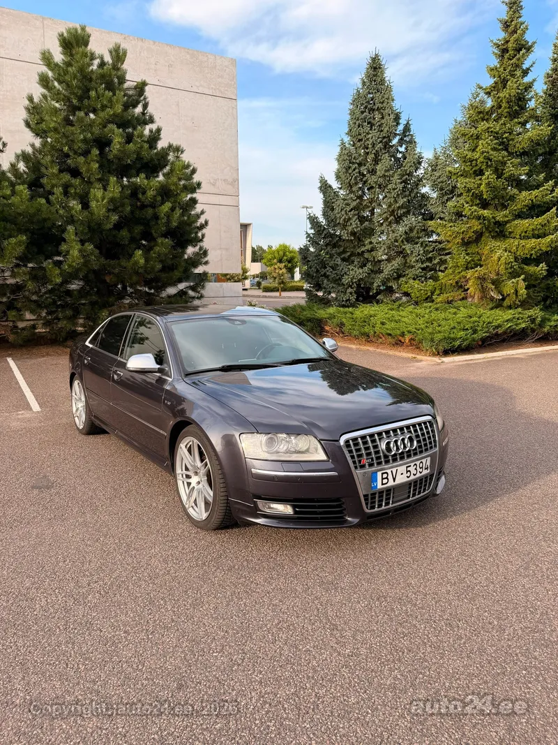 Audi S8 - 1