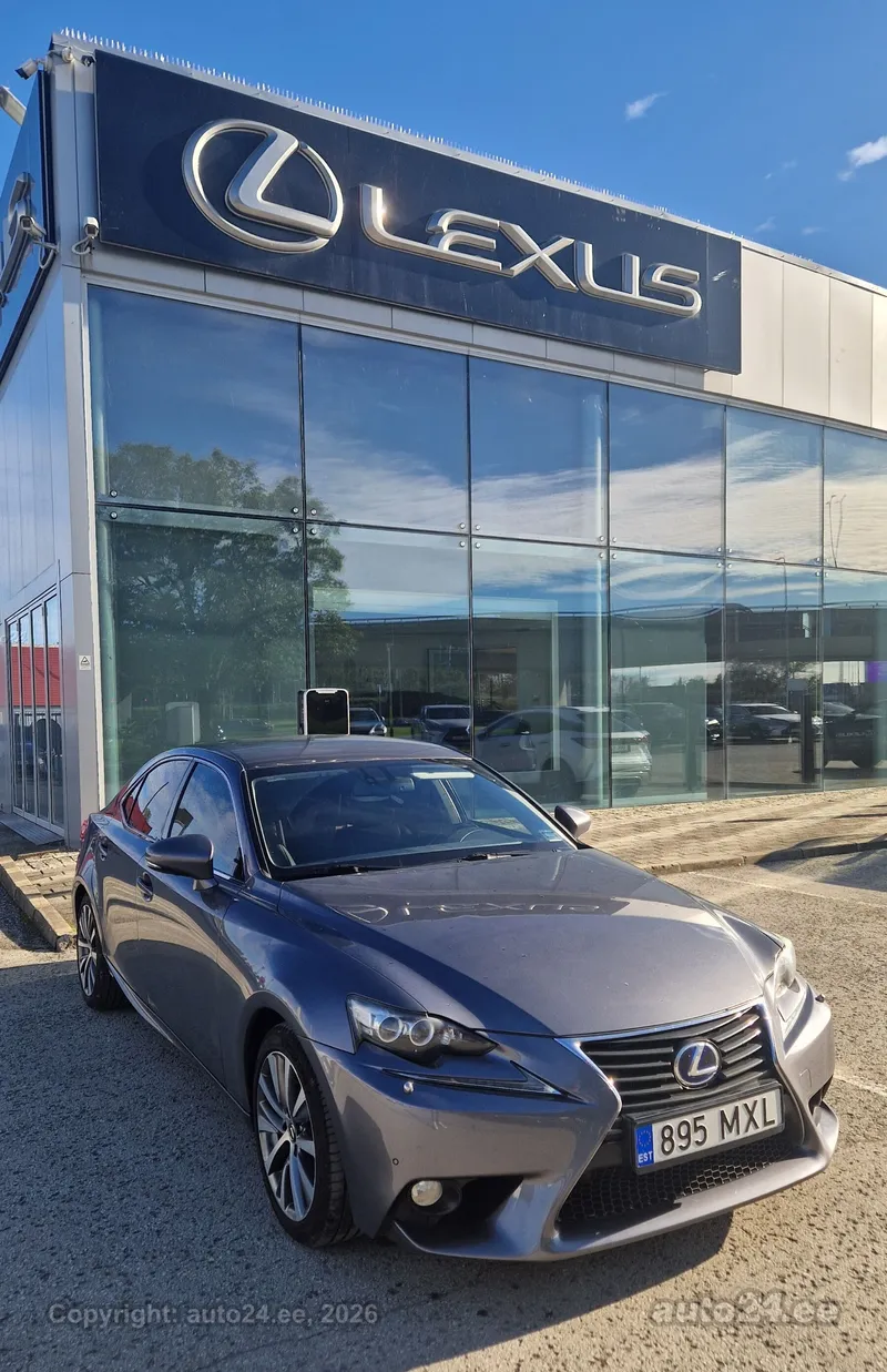 Lexus IS 300h - 1