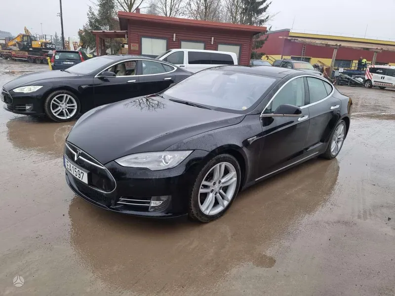 Tesla Model S - 1