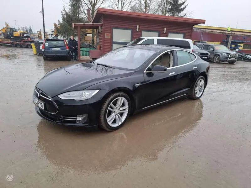 Tesla Model S - 1