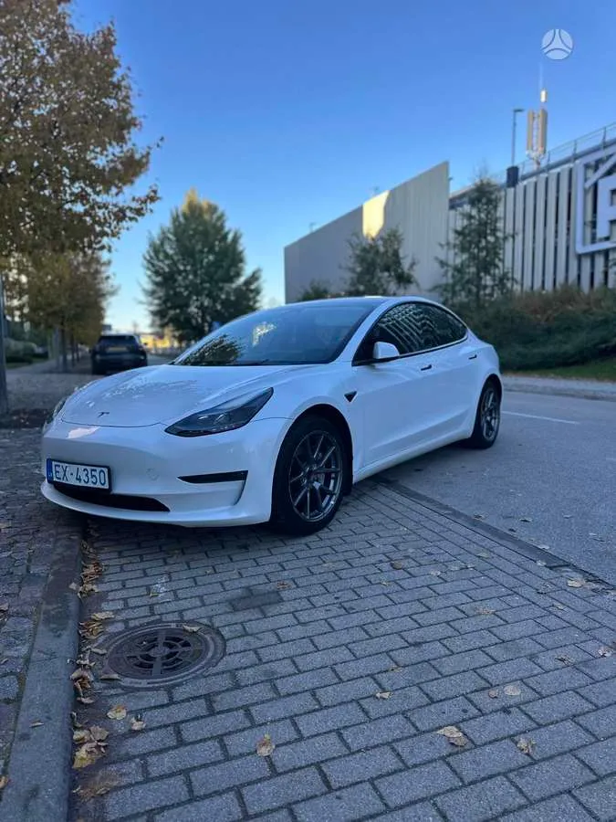 Tesla Model 3 - 1