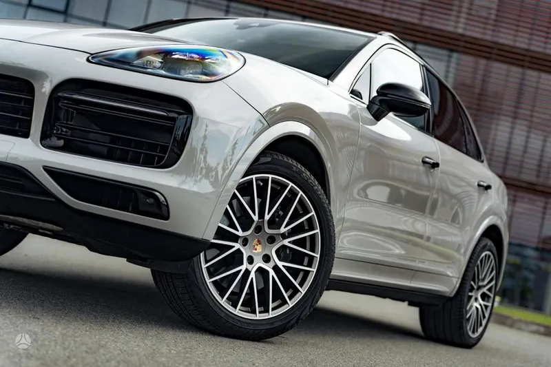 Porsche Cayenne - 1