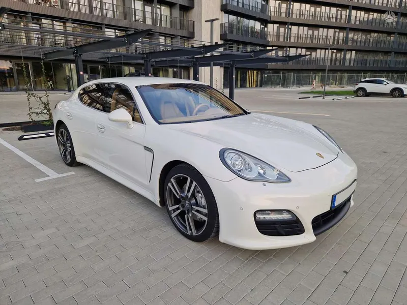 Porsche Panamera - 1