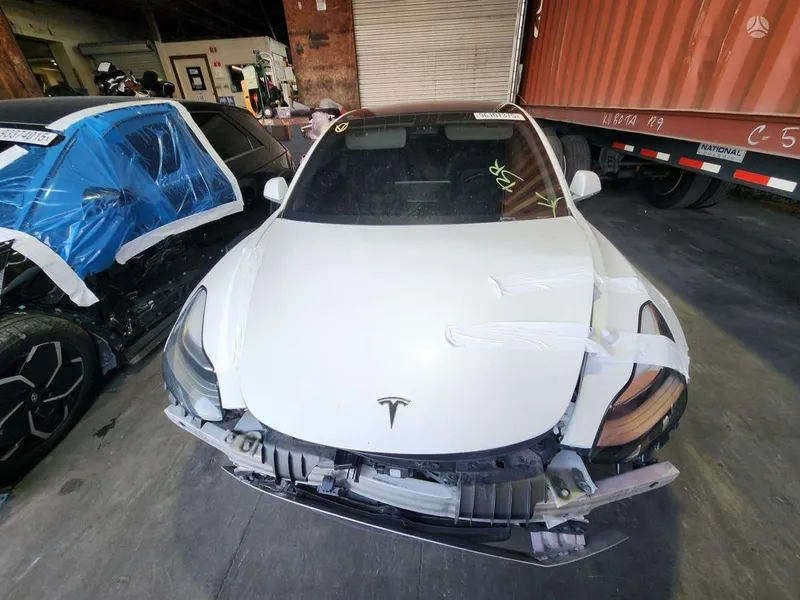 Tesla Model 3 - 1