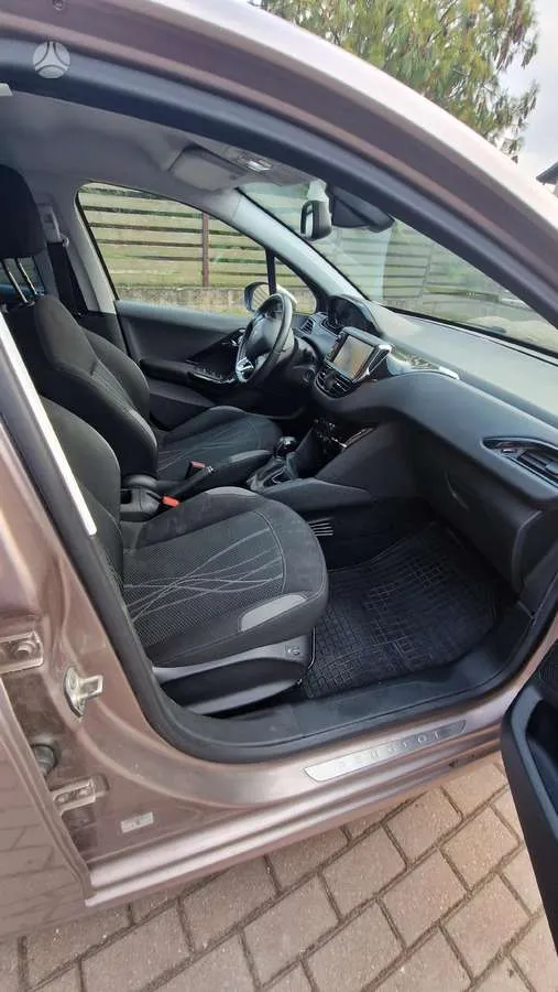 Peugeot 208 - 1