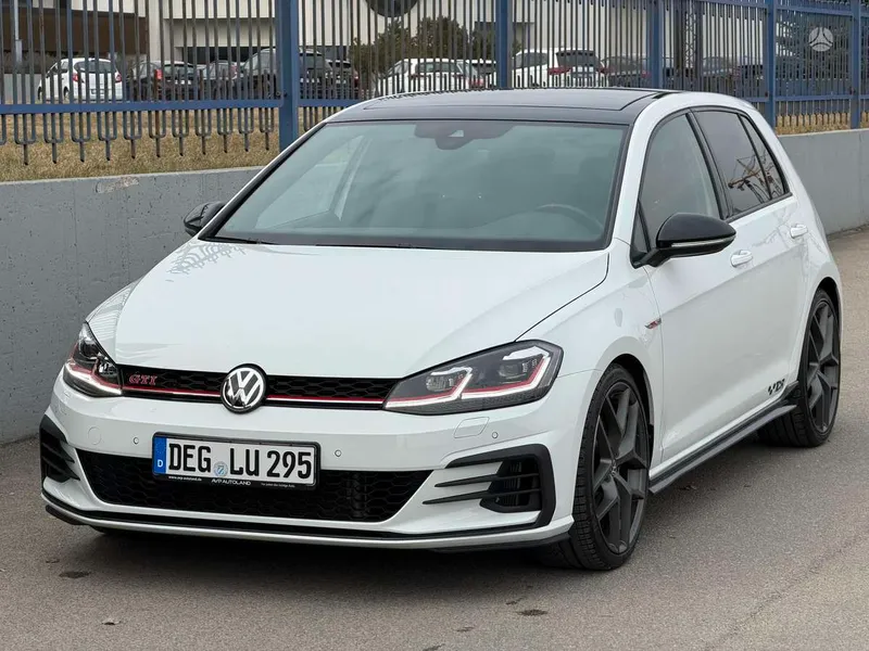 Volkswagen Golf - 1