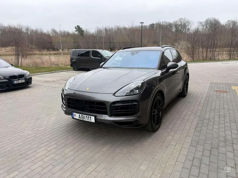Porsche Cayenne - 1