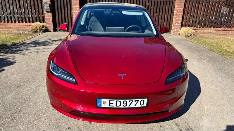 Tesla Model 3 - 1