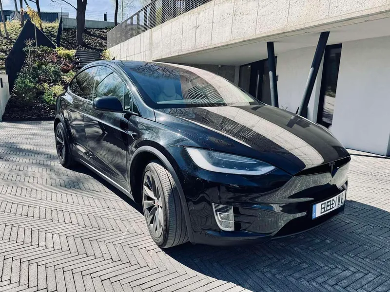 Tesla Model X - 1
