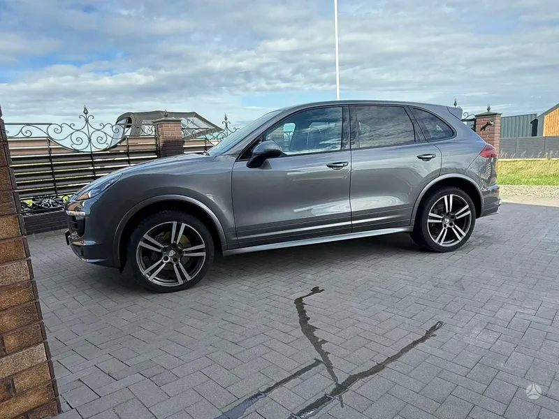 Porsche Cayenne - 1