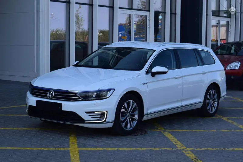 Volkswagen Passat - 1