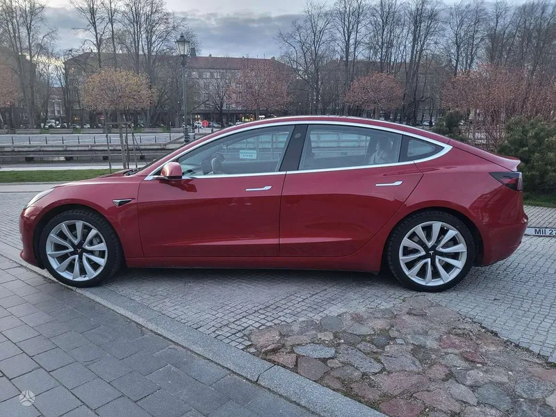 Tesla Model 3 - 1