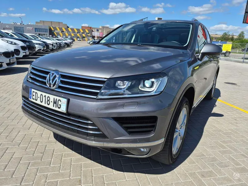 Volkswagen Touareg - 1