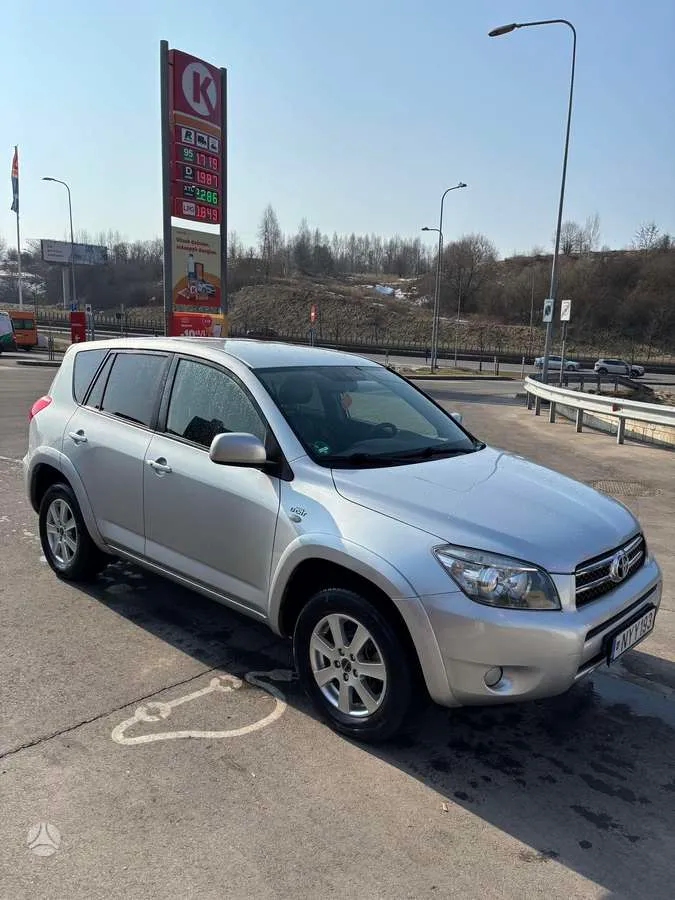 Toyota RAV4 - 1