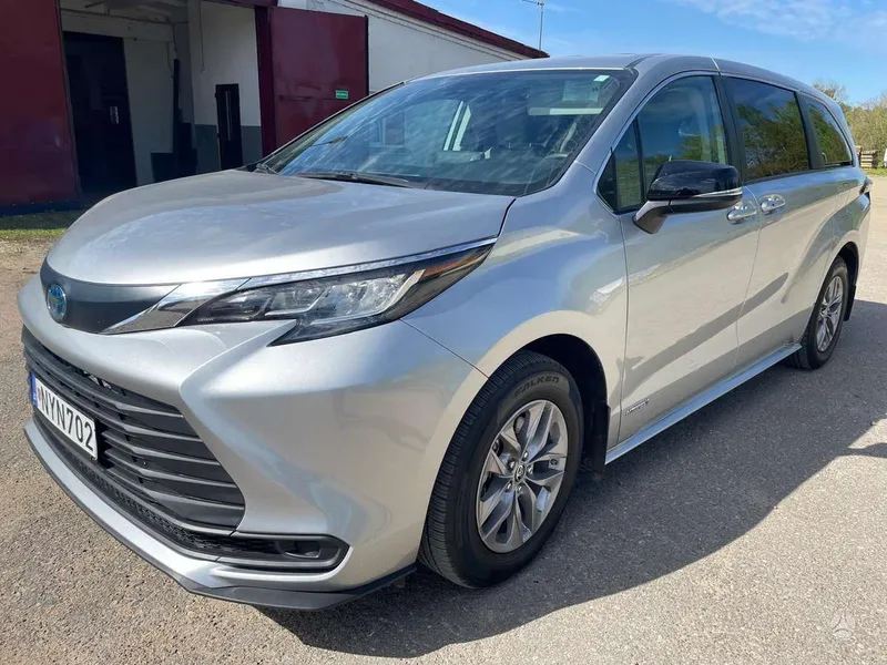 Toyota Sienna - 1